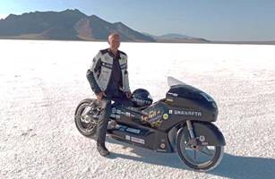Сергій Малик з новим електромотоциклом на  соляному   озері Бонневілль (штат Юта, США)